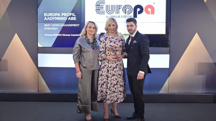 Η κυρία Δήμητρα Κοντρογιάννη, HR Director της Europa, παραλαμβάνει το βραβείο στα HR Awards της Boussias Communications. 